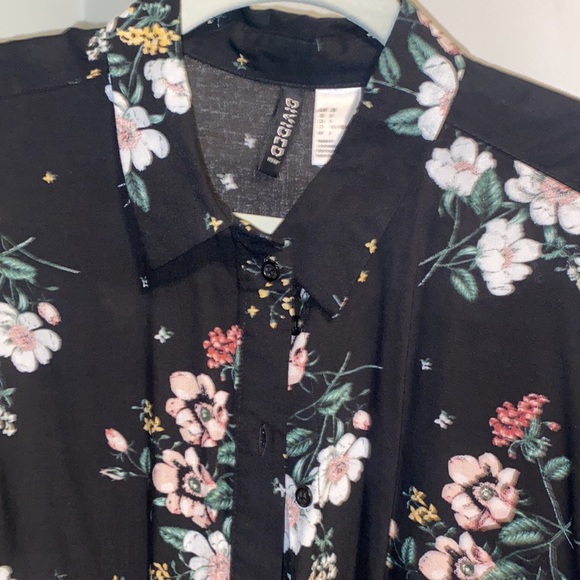 Beautiful black floral button up - Picture 2 of 6